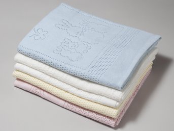 Изображение товара "BUNNY FAMILY SQUARES BABY MYB Textiles детское одеяло (5 оттенков) от MYB Textiles "