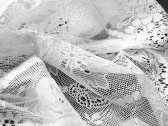 Изображение товара "IONA LACE SHOWER MYB Textiles кружевной занавес для душа (панно) от MYB Textiles "